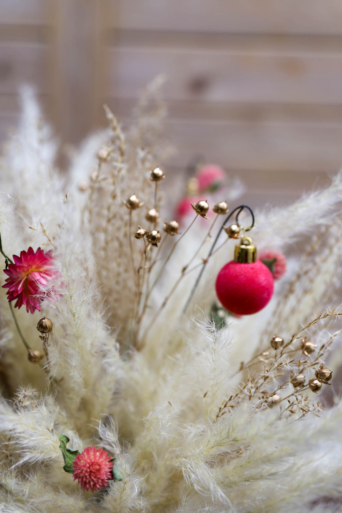 composition de Noël avec herbe de la pampa, fleurs séchées et tiges de lin couleur or