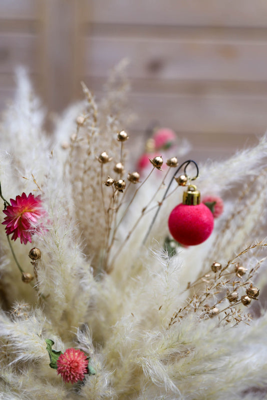 composition de Noël avec herbe de la pampa, fleurs séchées et tiges de lin couleur or