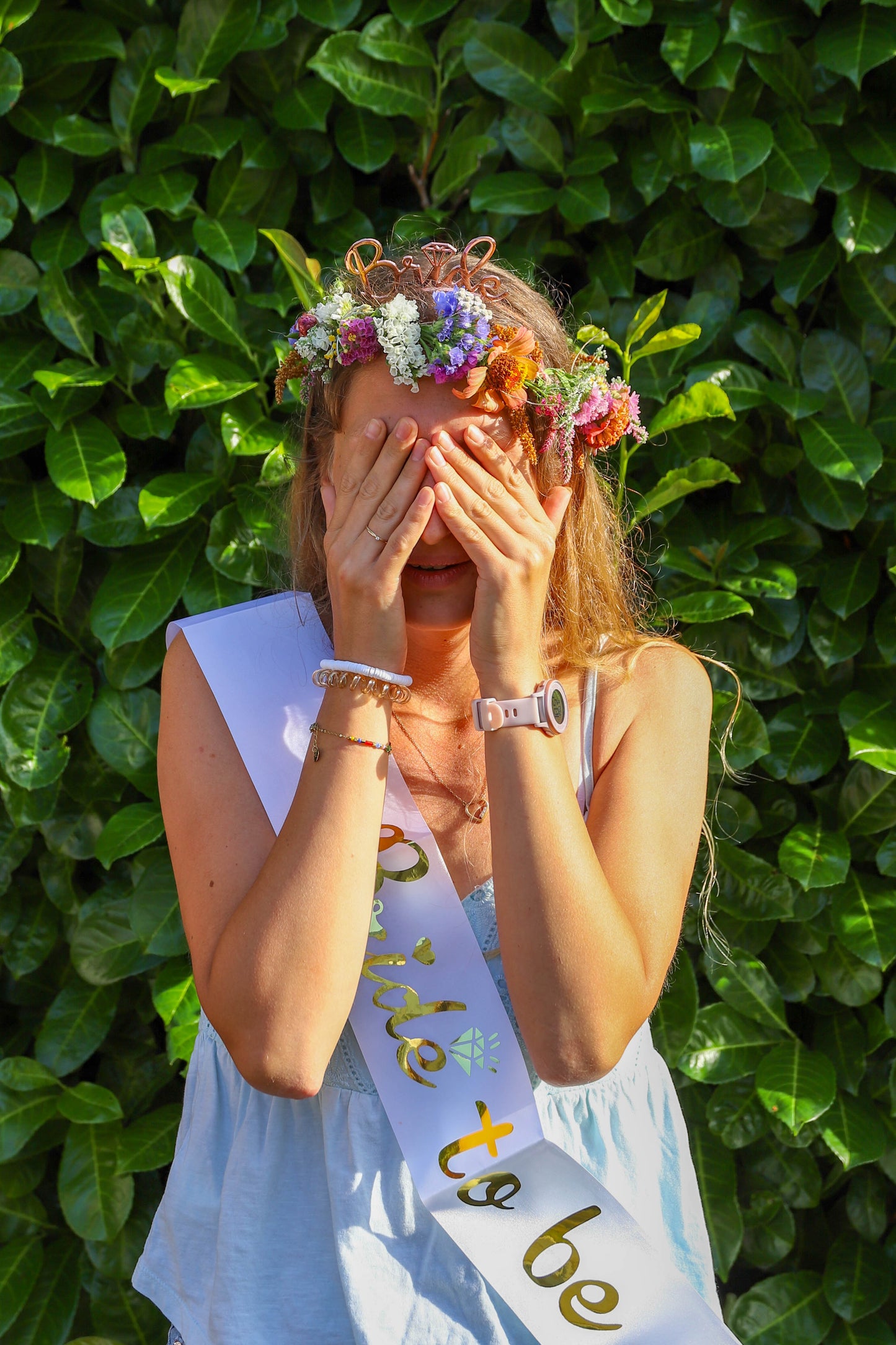 atelier EVJF à saint valery sur somme. La future mariée porte une couronne de fleurs sur la tête qu'elle a réalisée elle-même