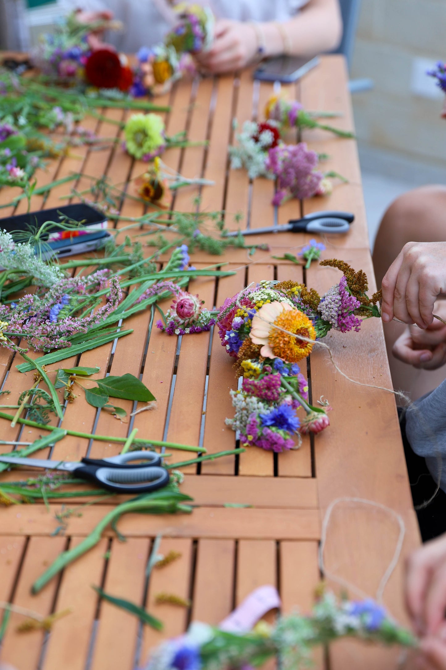 atelier couronne de fleurs réalisé en Baie de Somme pour un EVJF