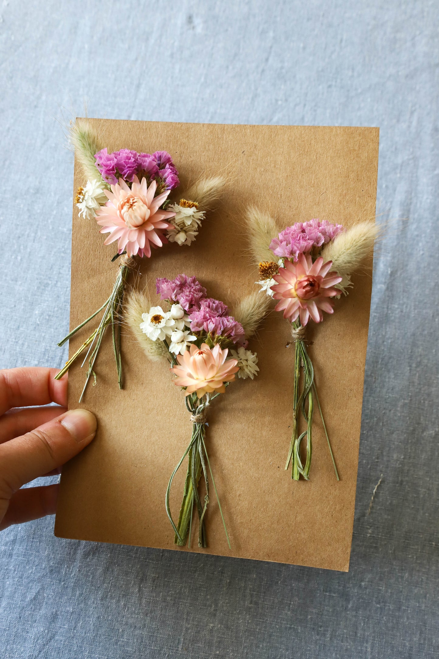 mini bouquets de fleurs séchées rose pâle, blanches et de lagurus