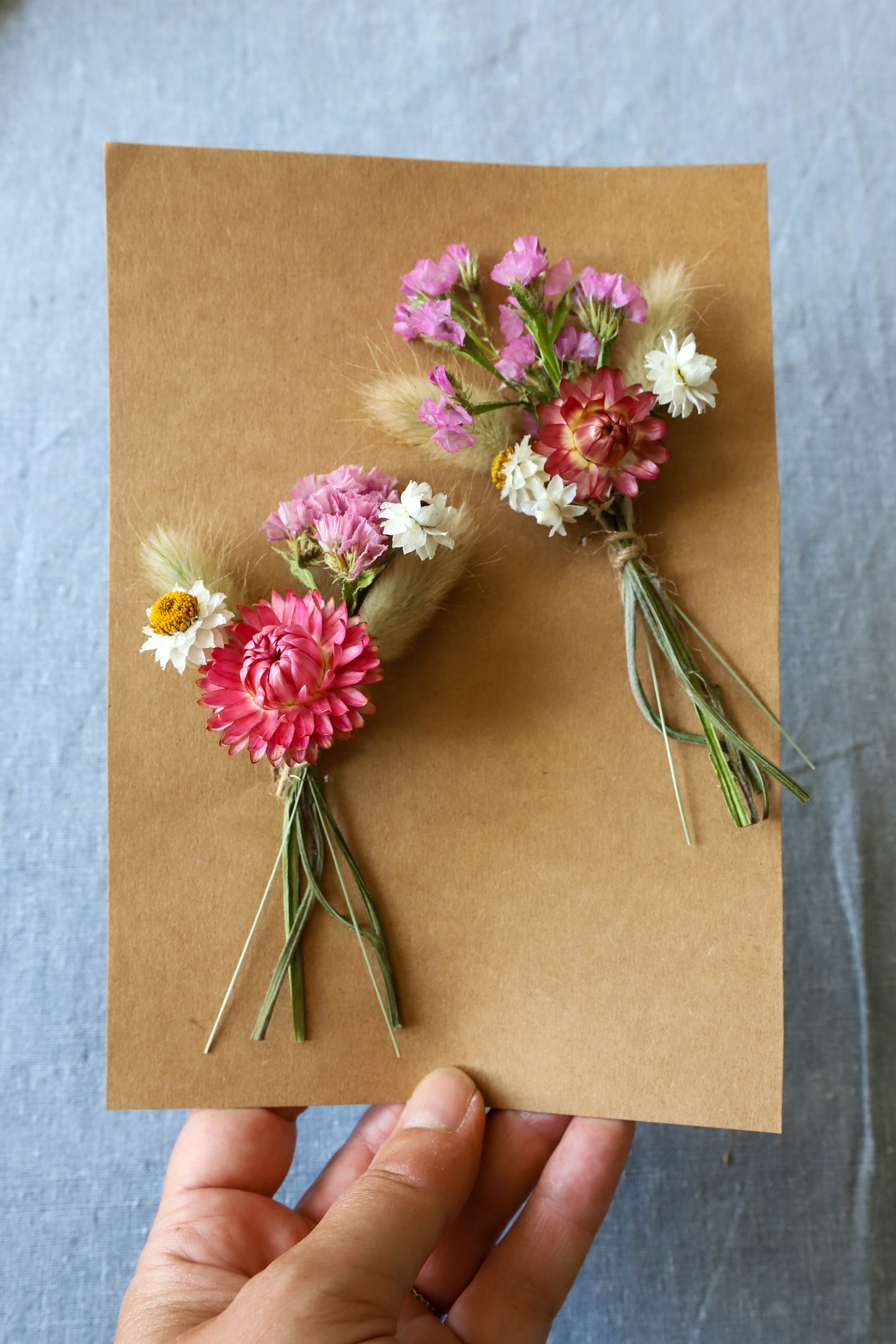 mini bouquets de fleurs séchées roses pour décoration de table