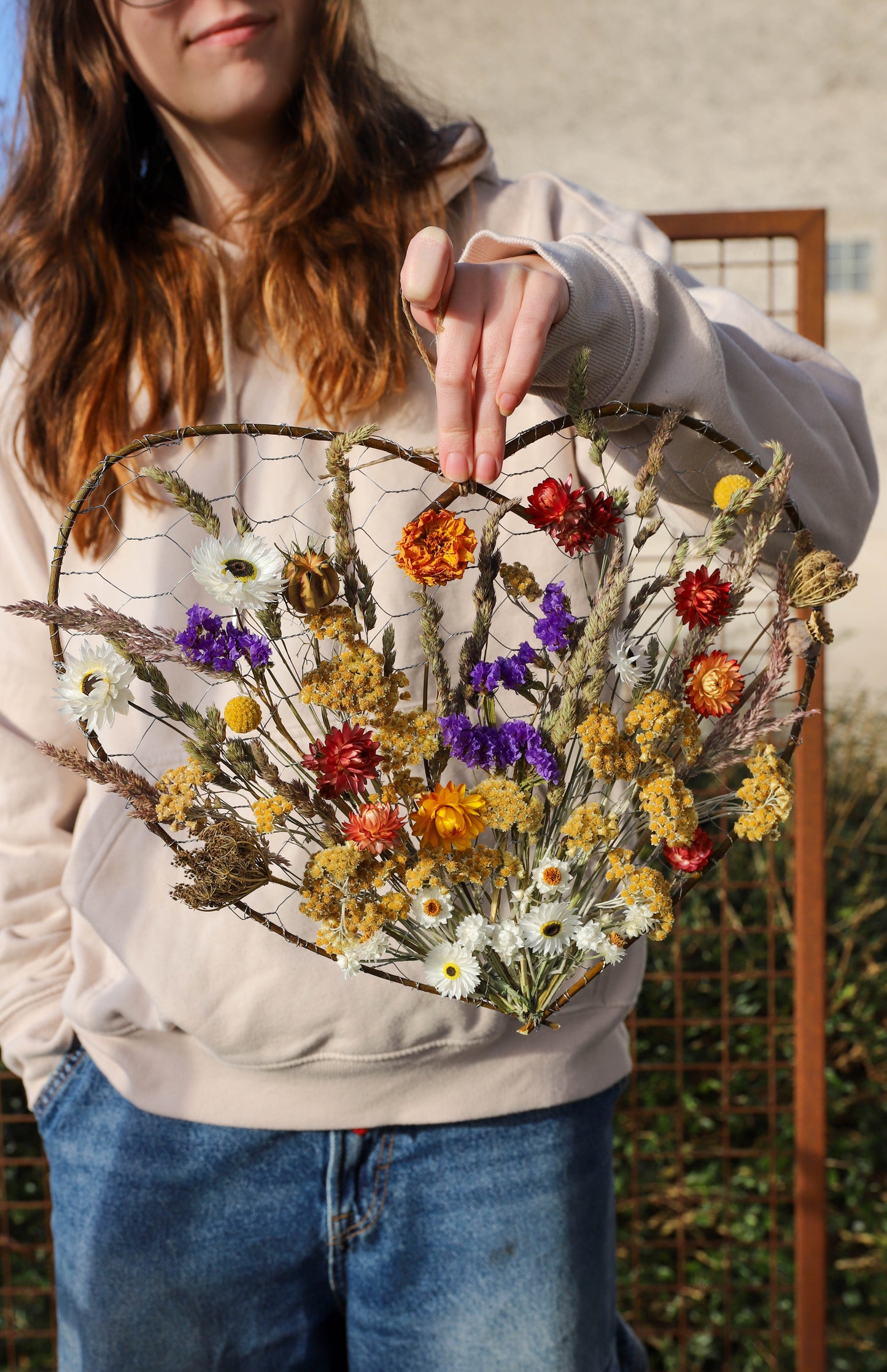 couronne en forme de coeur avec des fleurs séchées