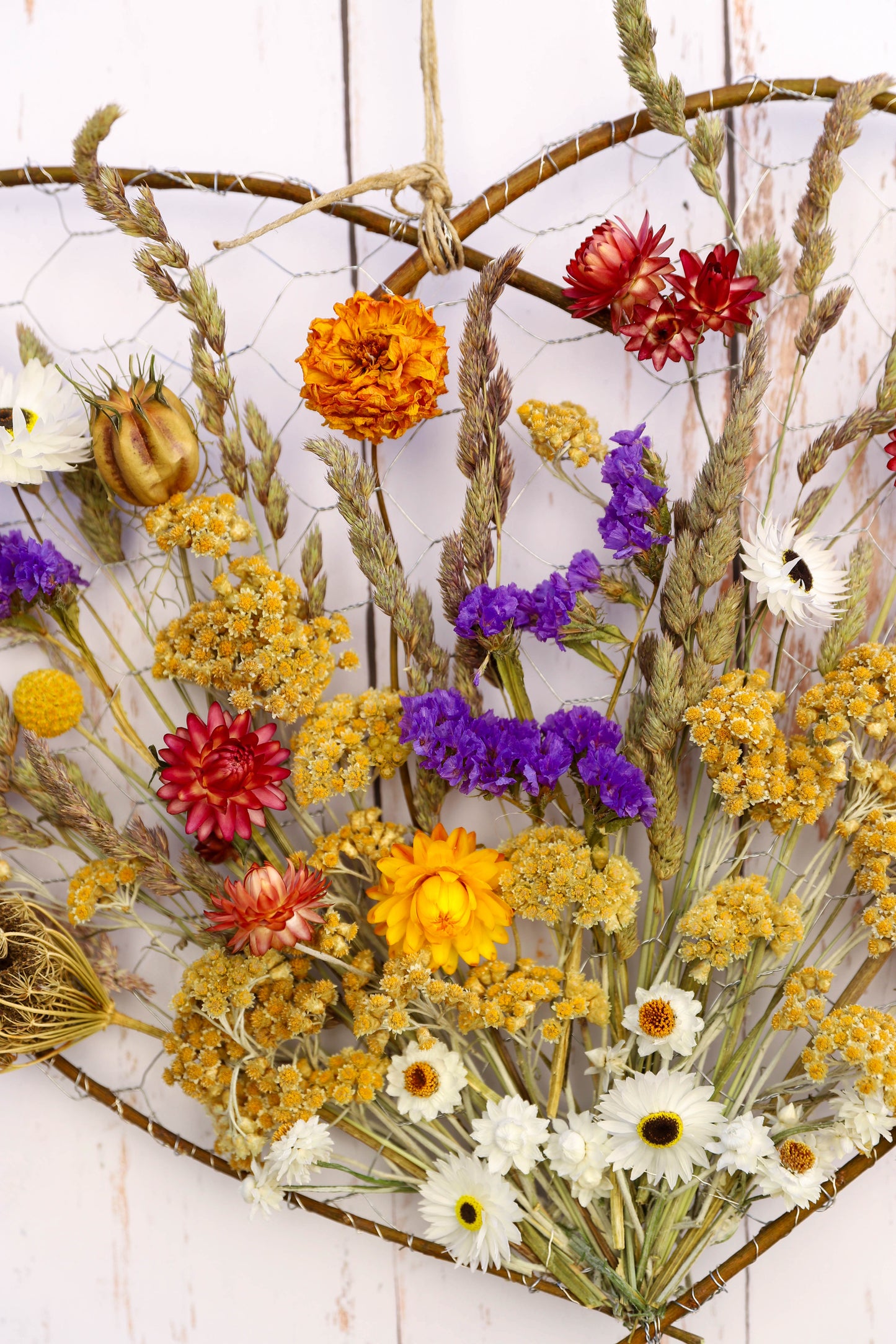 Coeur tissé de fleurs séchées