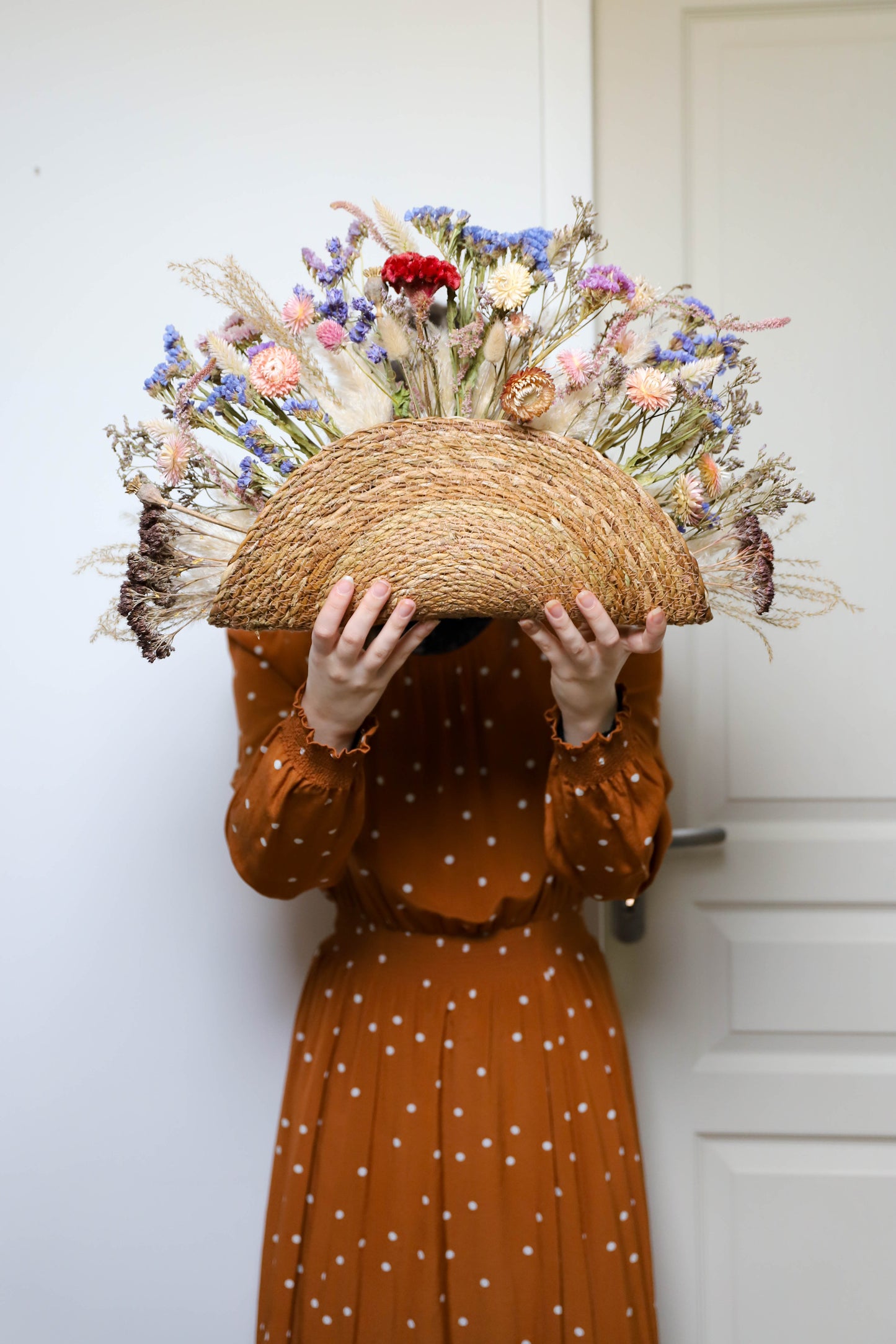 Décoration murale en rotin et fleurs séchées