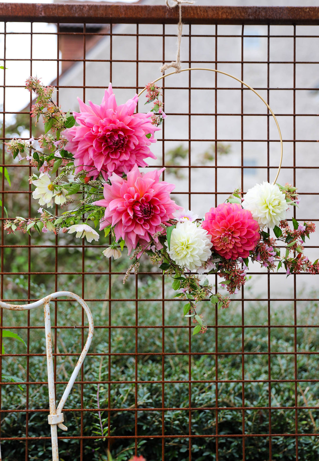 Réalisez une couronne murale de fleurs fraîches