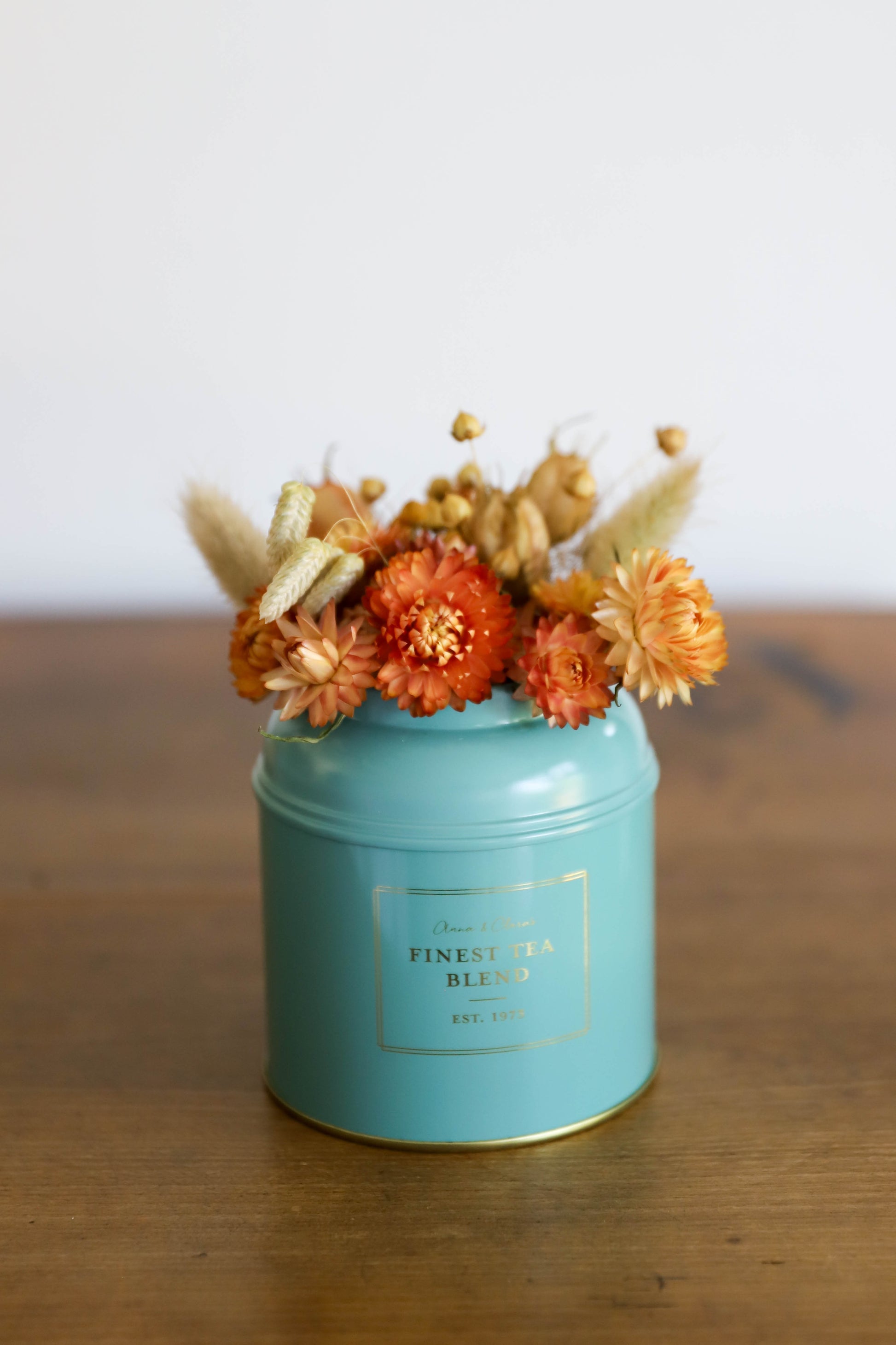 fleurs séchées oranges dans une boite à thé bleur