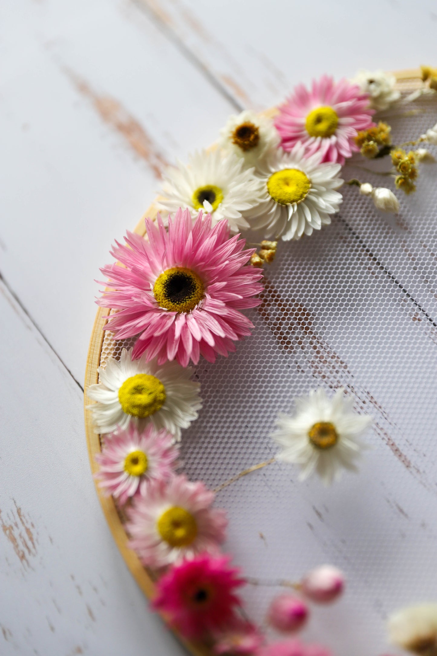 Cadre de fleurs brodées