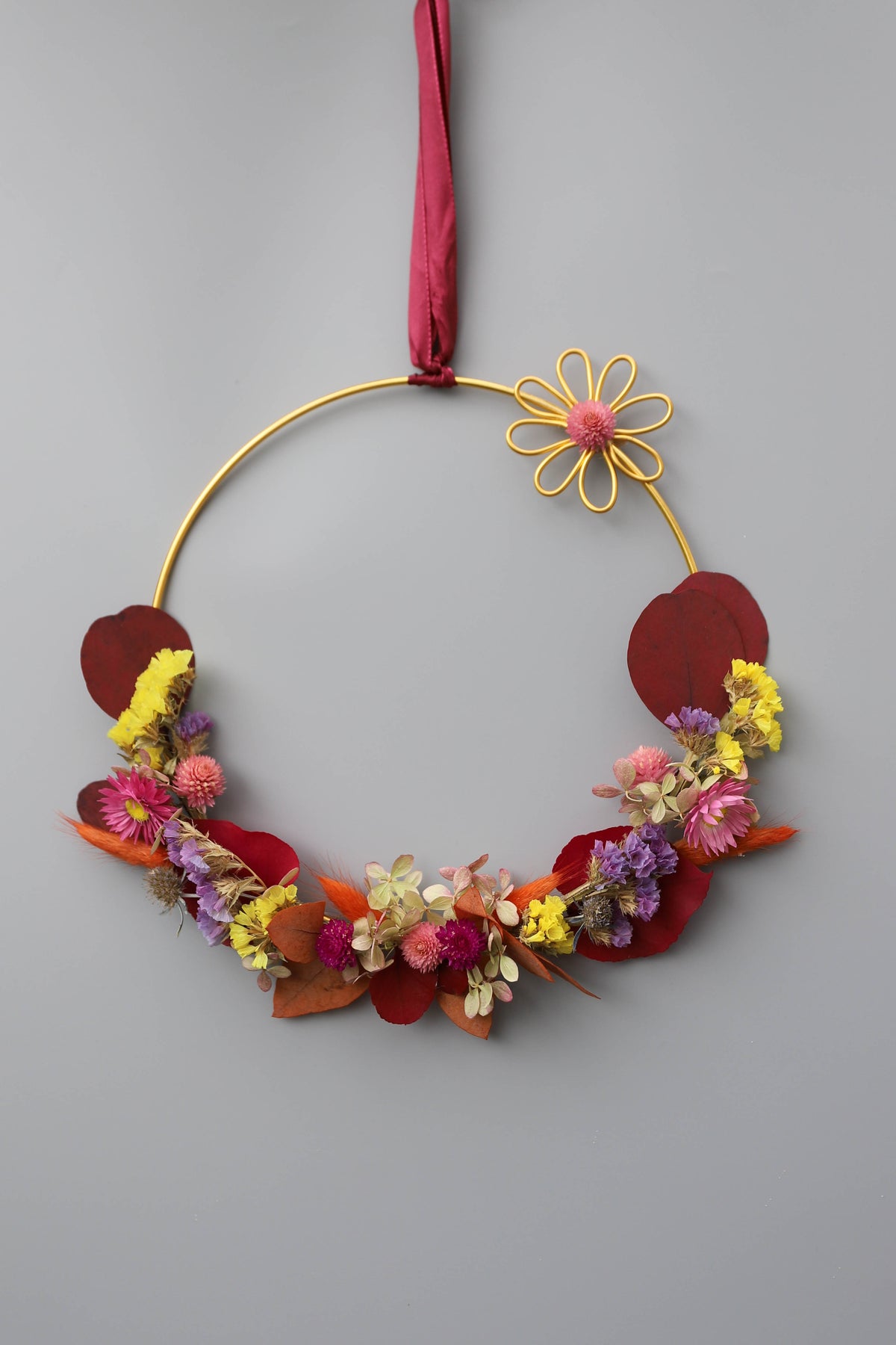 couronne en métal avec des fleurs séchées colorées