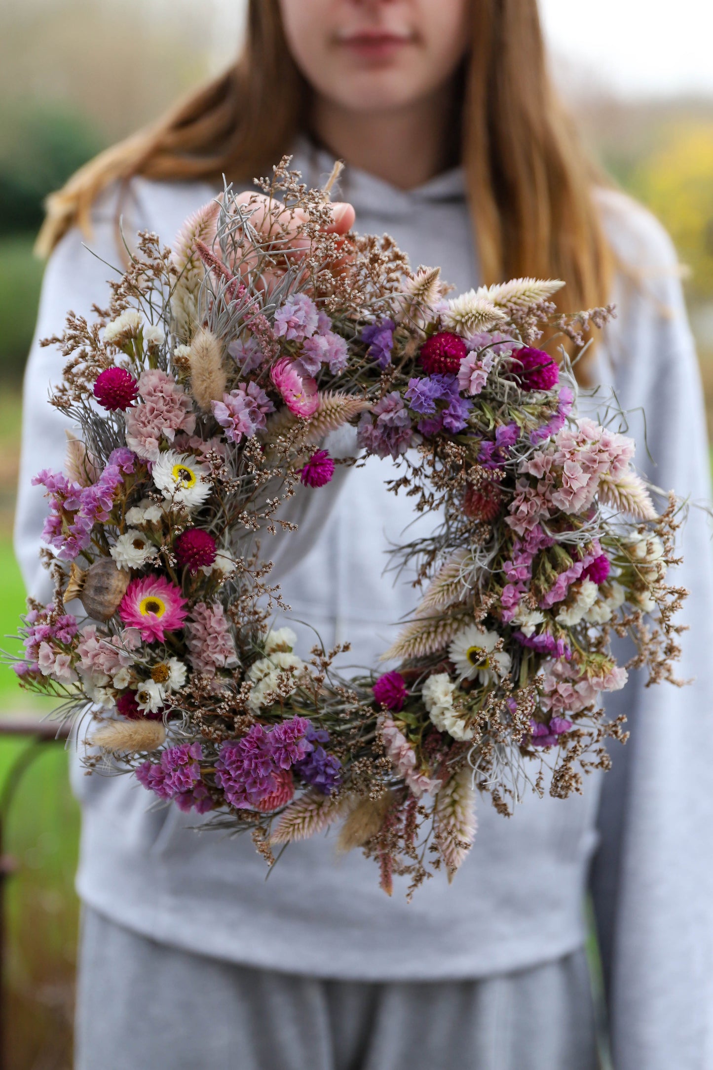 couronne de fleurs séchées complète. La couronne est chargée en fleurs de qualité