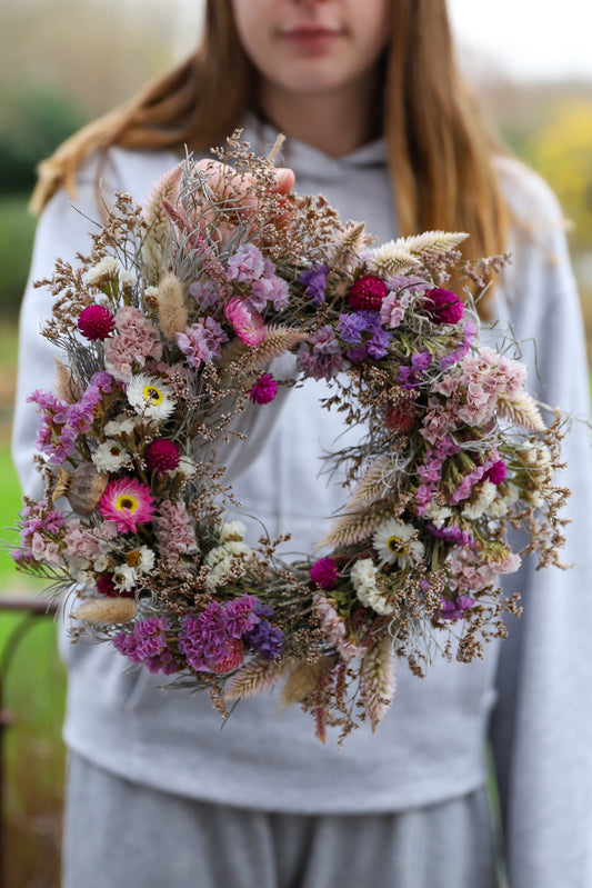 couronne de fleurs séchées complète. La couronne est chargée en fleurs de qualité