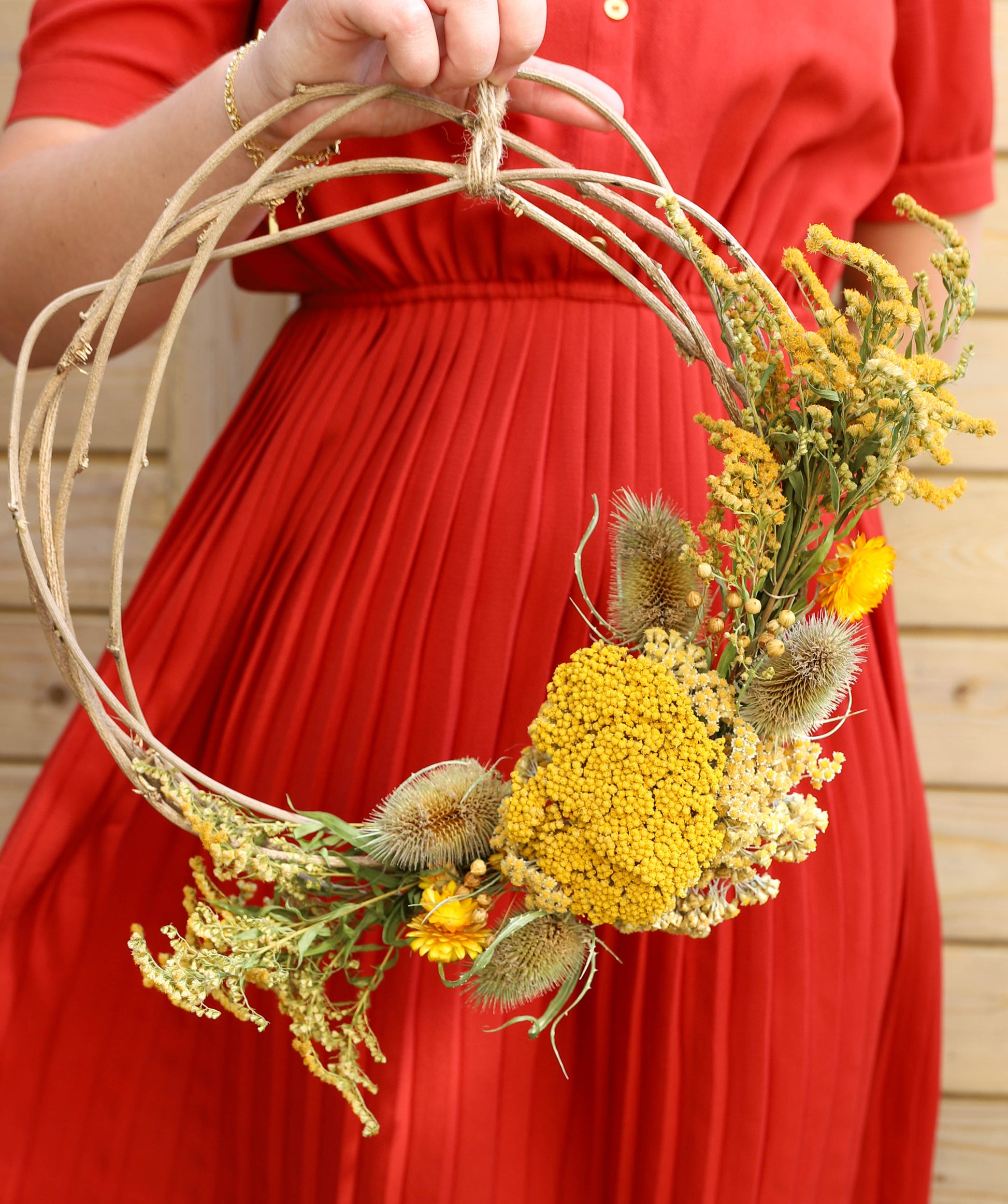 couronne de fleurs séchées avec des fleurs jaunes et des chardons