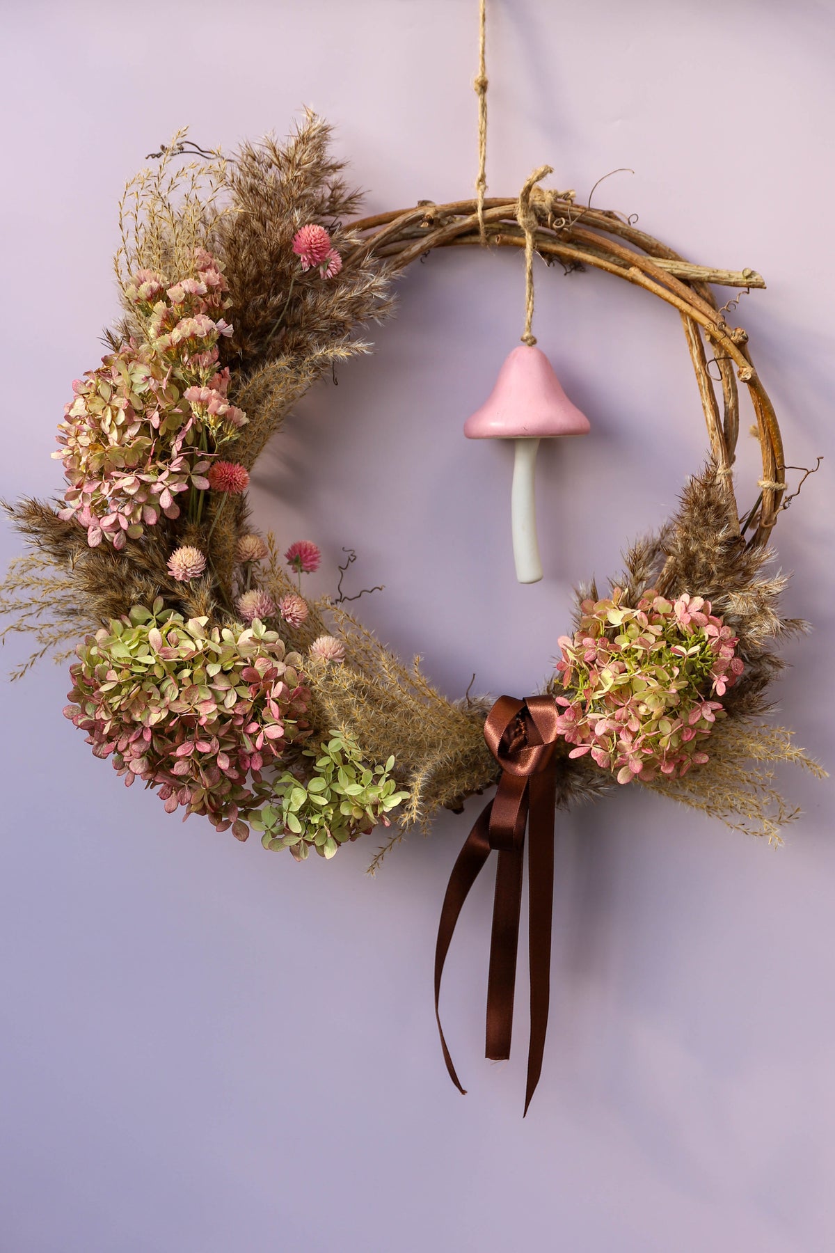 couronne d'automne aux couleurs naturelles rose et décoration de champignon rose