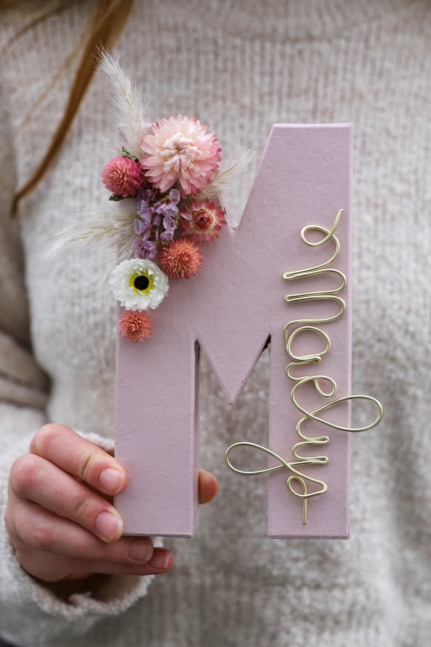 lettre en carton de couleur rose décorée avec des fleurs séchées françaises