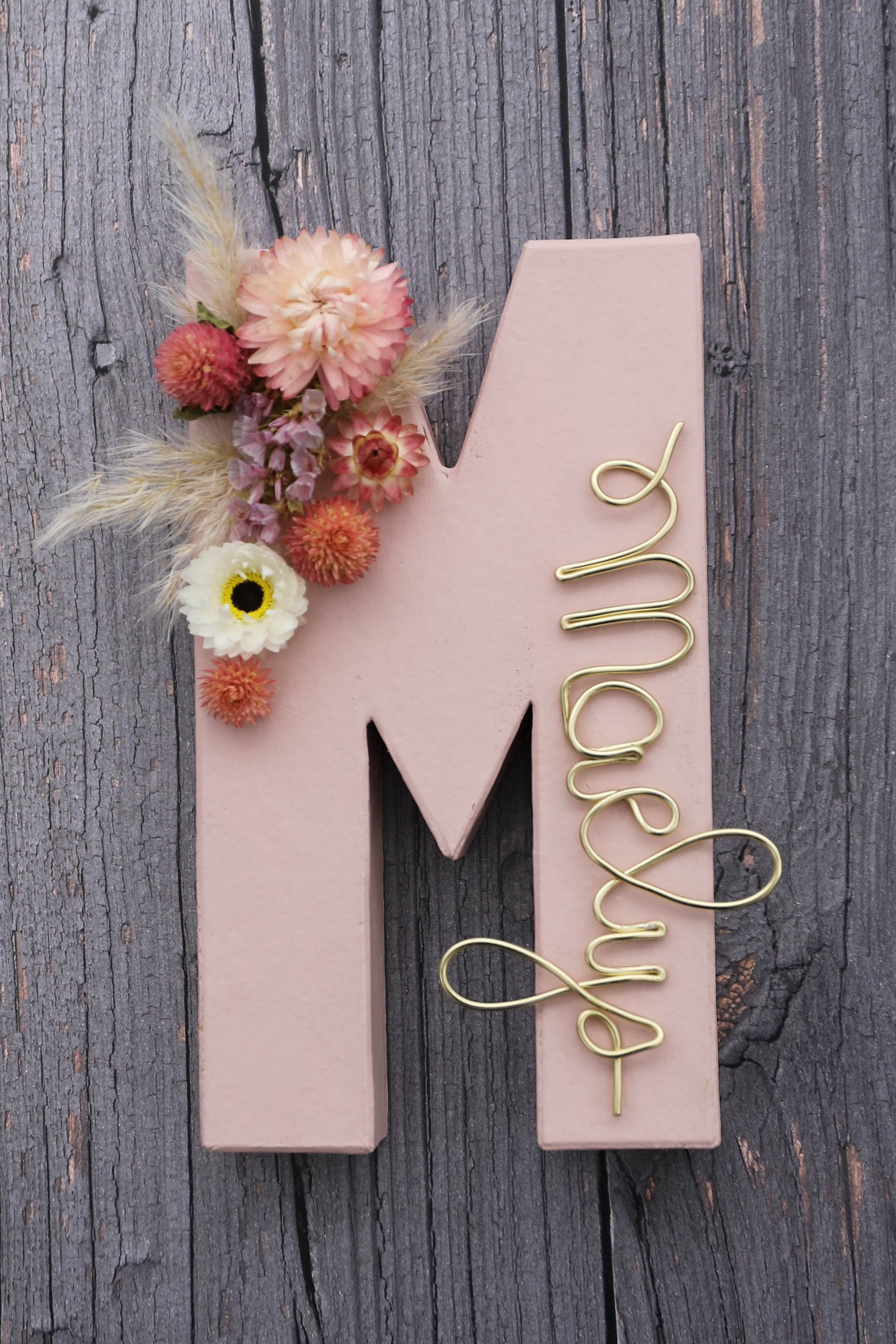 lettre décorée avec des fleurs séchées pour décorer une chambre d'enfant