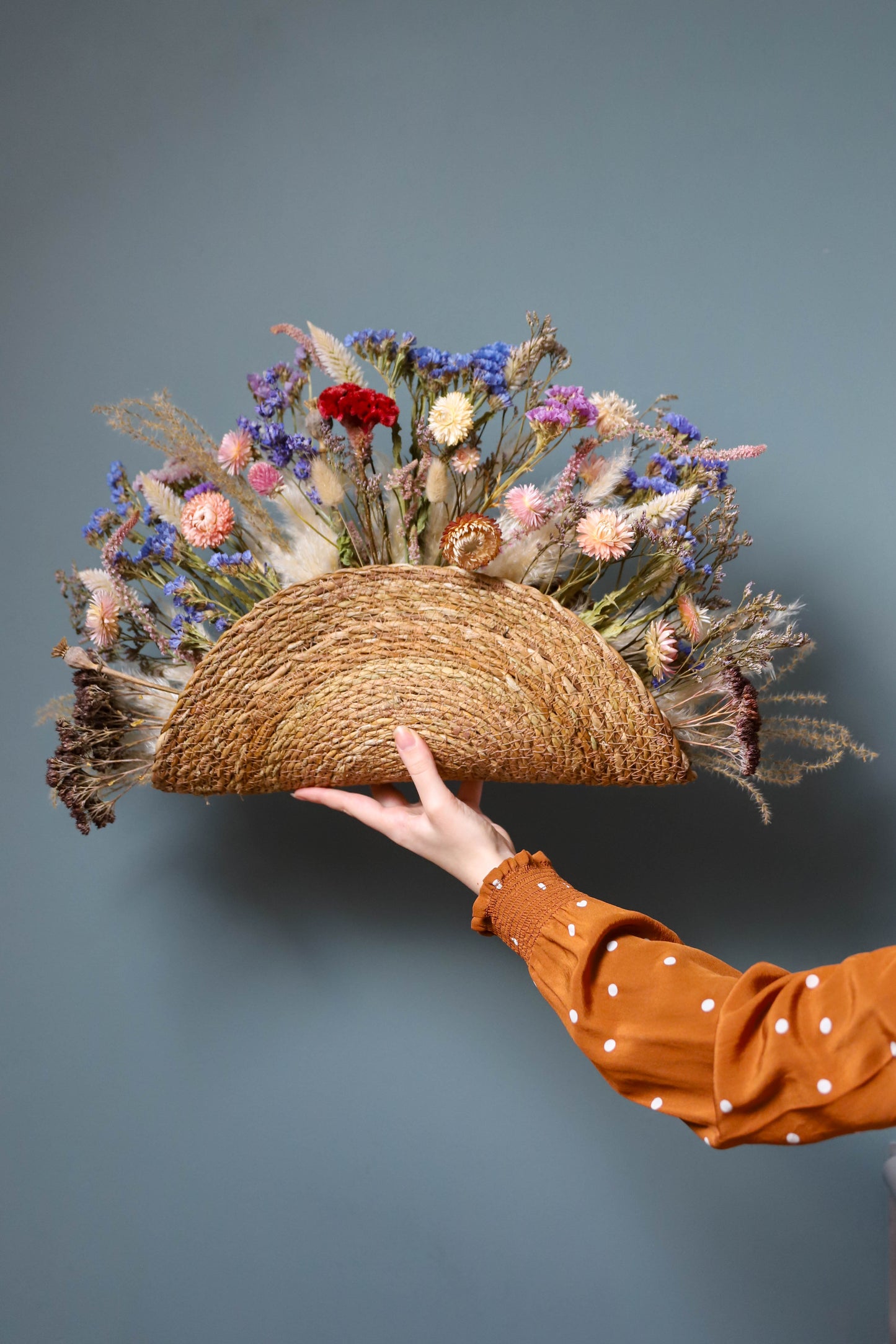 Décoration murale en rotin et fleurs séchées