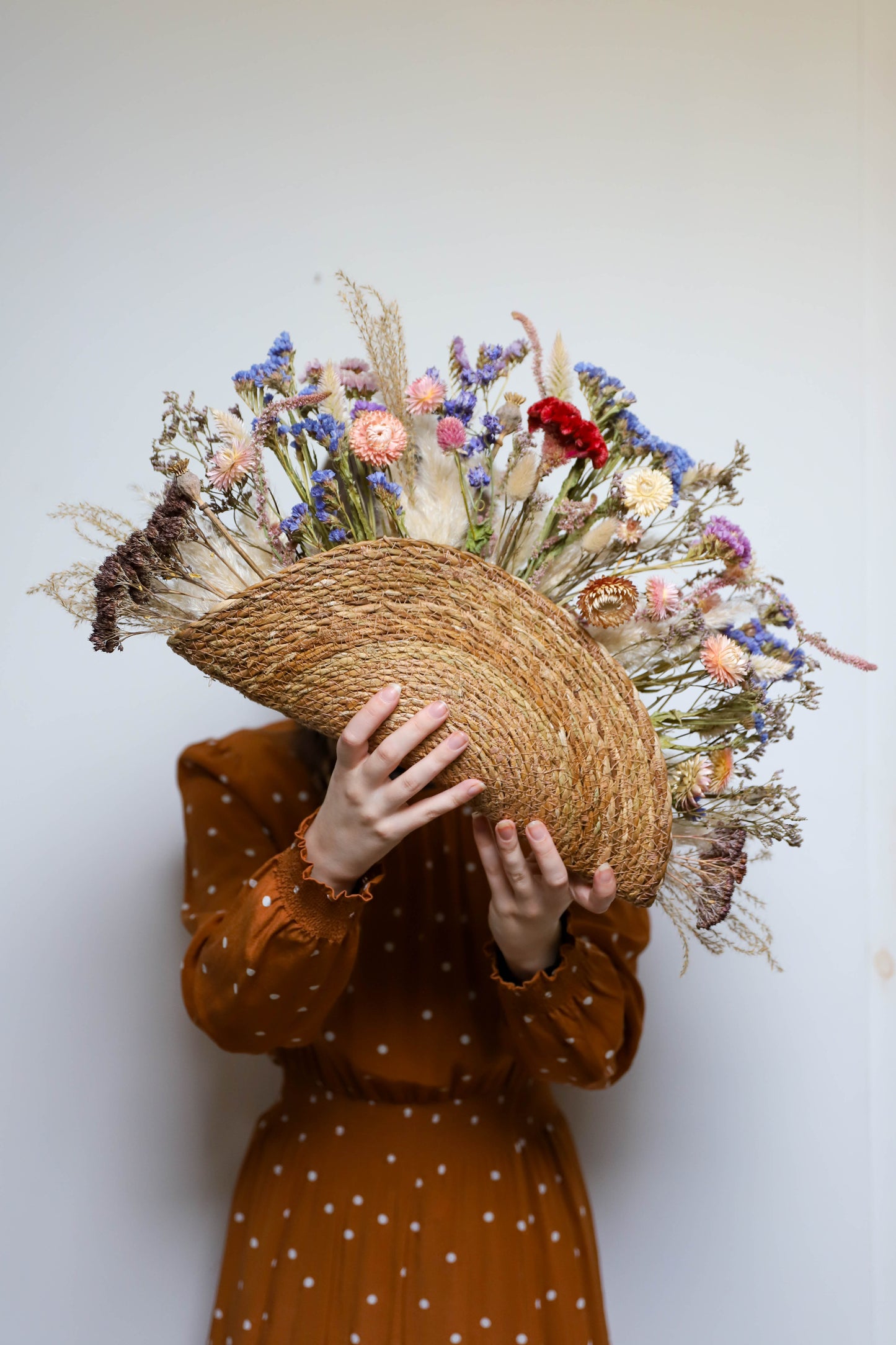 Décoration murale en rotin et fleurs séchées